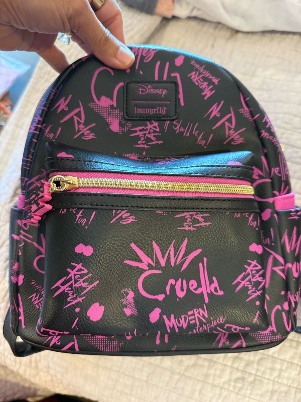 Loungefly Disney Cruella graffiti mini backpack entertainment eart exclusive - Picture 2 of 3